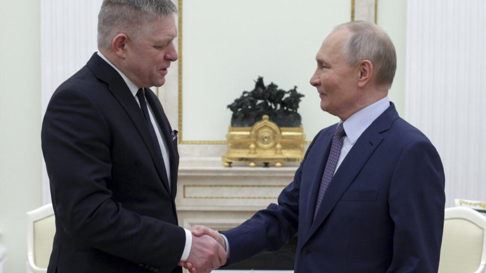 Tổng thống Nga Vladimir Putin (P) và thủ tướng Slovakia Robert Fico bắt tay trong cuộc gặp tại điện Kremlin ở Matxcơva, Nga, ngày 22/12/2024.