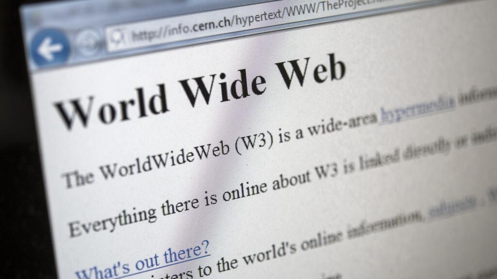 Cette photo prise le 30 avril 2013 à Genève montre une copie de 1992 de la première page web du monde.