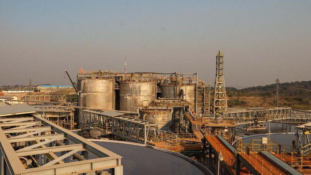 Vue générale des installations de traitement de la mine Tenke Fungurume, l'une des plus grandes mines de cuivre et de cobalt au monde, dans le sud-est de la République démocratique du Congo, le 17 juin 2023.