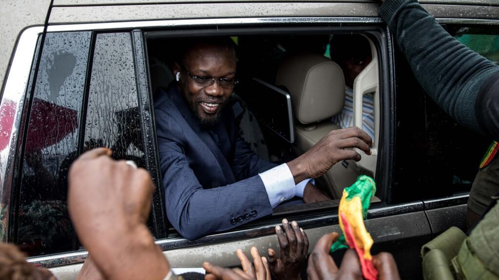 Le leader de l'opposition au Sénégal Ousmane Sonko, salue la foule à Ziguinchor, le 3 juillet 2022 (photo d'illustration).