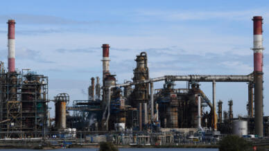 En France, les employés des raffineries TotalEnergies de Normandie, de Donges (notre photo), de Feyzin, de la Mède et le dépôt de Flandres ont reconduit leur mouvement.