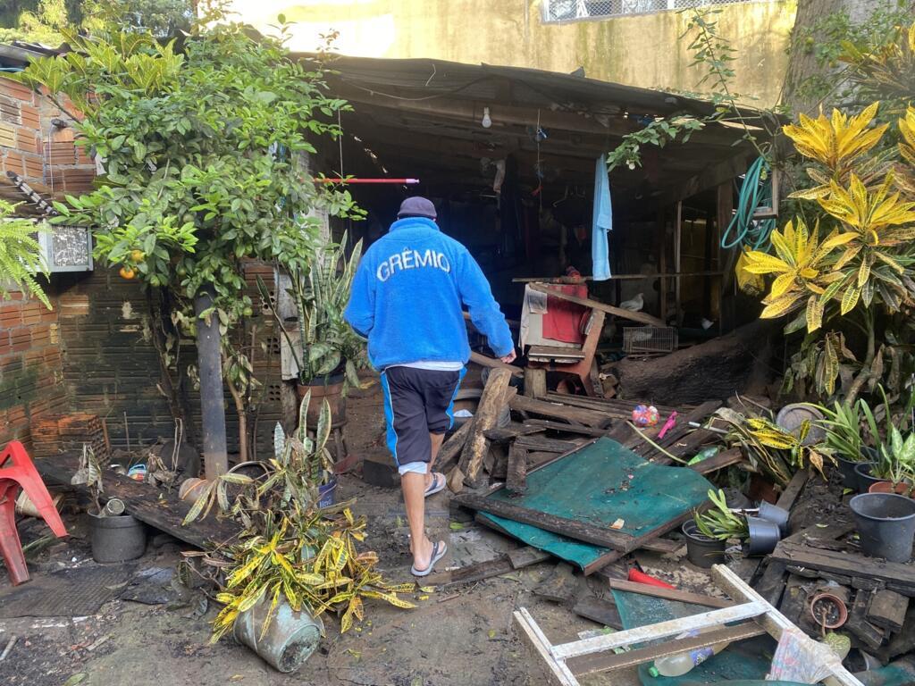 Dans le centre de Porto Alegre, une famille découvre les dégâts après les inondations. Près de 600 000 familles ont dû fuir leur logement dans la région à cause des pluies torrentielles du mois de mai.