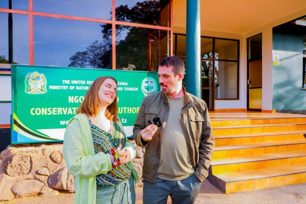 Wanadoa kutoka ufaransa Pauline na mume wake Sebastian Clermont Petit wakiongea kuhusu vituo vya utali Tanzania.