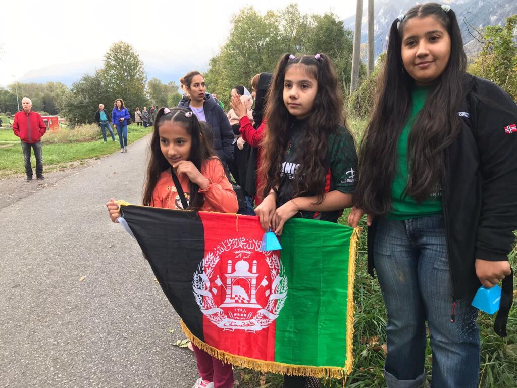 Hossein et ses sœurs viennent encourager les cyclistes afghanes.