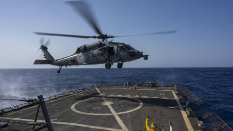 فرود هلیکوپتر نیروی دریایی آمریکا بر روی یک ناوشکن ارتش این کشور در دریای سرخ، ۱۲ ژوئن ۲۰۲۴. 