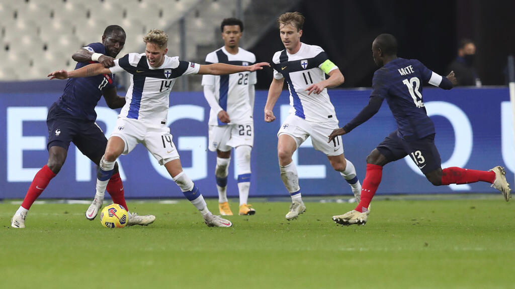 A gauche, Moussa Sissoko (France) se dispute le ballon avec Onni Valakari (Finlande), au Stade de France, le 11 novembre 2020.