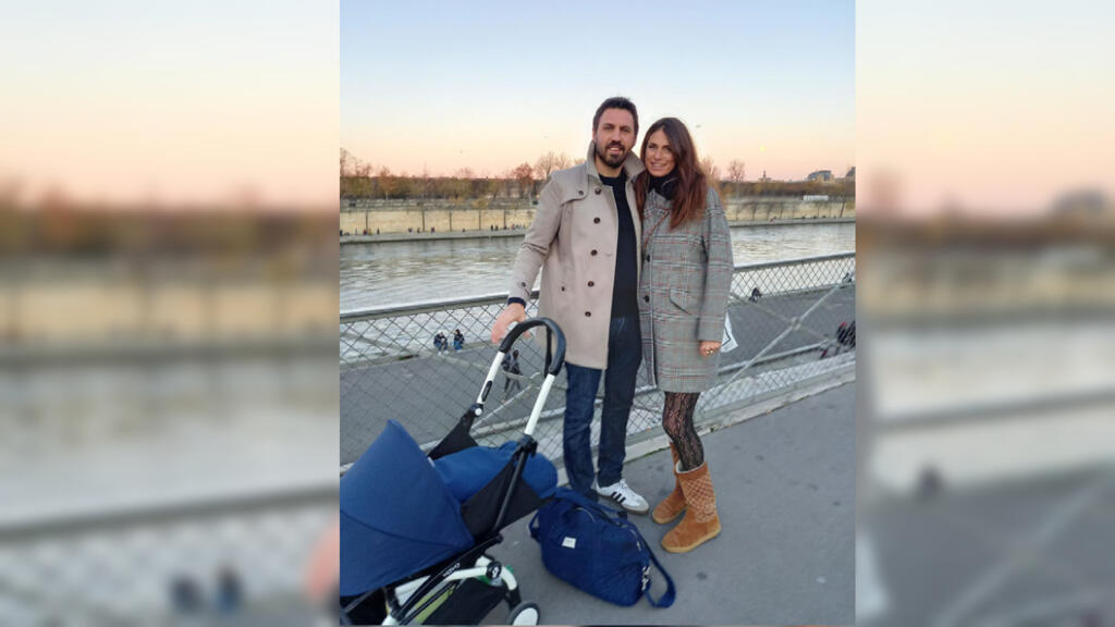 Estrangeiros residentes em Paris, Ruth Simpson e o marido costumam viajar nas festas de Ano. Desta vez, celebrarão o Natal em casa, apenas com a filha bebê.
