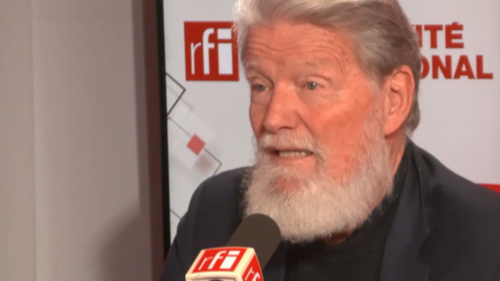 Père Pedro, fondateur de l'œuvre humanitaire Akamasoa à Madagascar, dans les studios de RFI, le 12 décembre 2024.