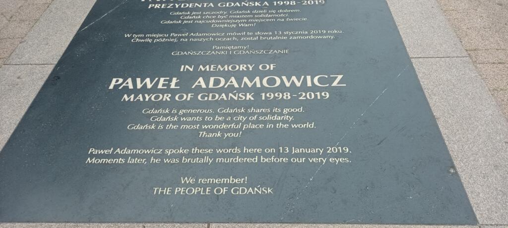Inscripția amintind de asasinarea primarului din Gdansk, la 13 ianuarie 2019, de către un individ influențat de ideile naționaliste.