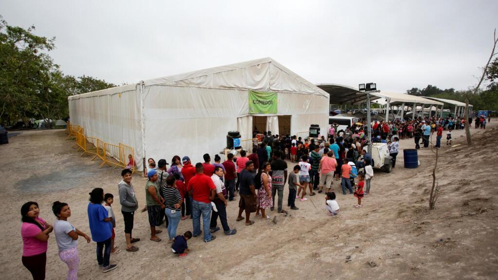 Des migrants demandeurs d'asile font la queue pour se nourrir dans le camp de Matamoros au Mexique, le 20 mars 2020.