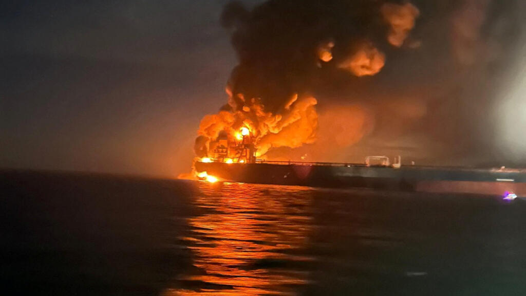 照片发布于2025年11月28日。在土耳其博斯普鲁斯海峡附近的黑海海域，两艘俄罗斯影子舰队的船只发生爆炸，一艘油轮燃起熊熊大火，浓烟滚滚。