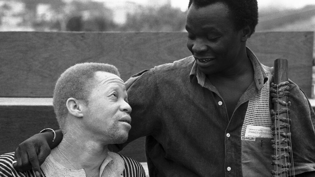 Salif Keïta et Mory Kanté en juillet 1985 à Alger (Algérie).