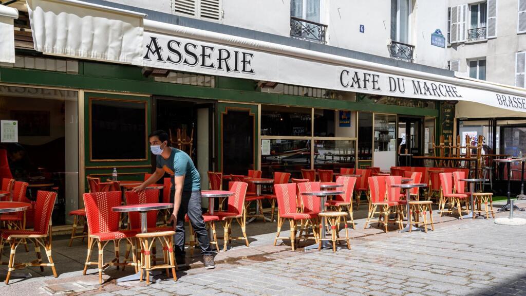 Cafés e restaurantes já se acostumaram ao abre e fecha por causa da pandemia. Nesta foto, uma "brasserie" de Paris reabre após o primeiro lockdown, em junho de 2020.