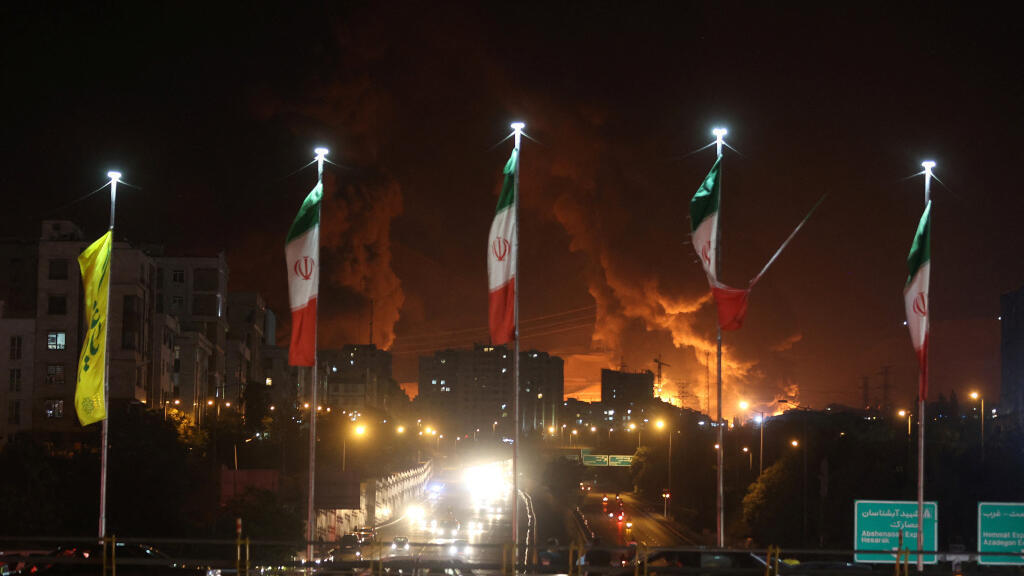 Un incendie fait rage au dépôt pétrolier de Shahran à Téhéran après une attaque israélienne, le 15 juin 2025.