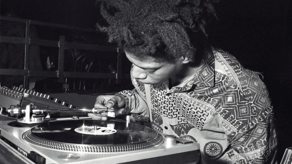 Jean-Michel Basquiat mixant au club Area 1984.