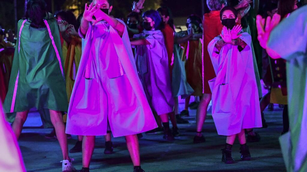 Des membres du groupe féministe LasTesis participent à une manifestation à la veille de la Journée internationale de la femme en Santiago, le 7 mars 2021.