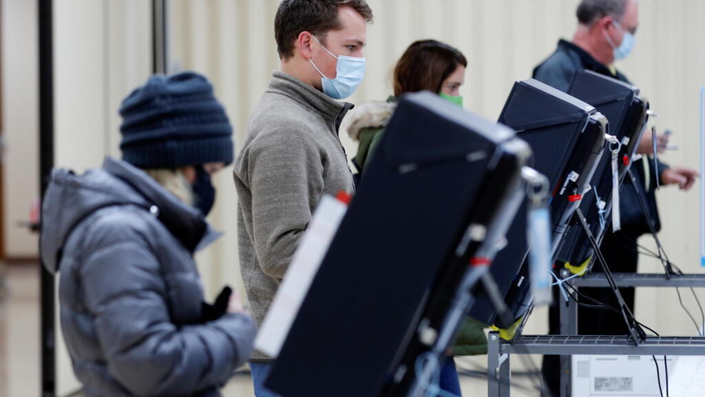 Les électeurs ont voté lors du deuxième tour de scrutin du Sénat américain, dans un bureau de vote à Marietta (Géorgie), aux États-Unis, ce 5 janvier.