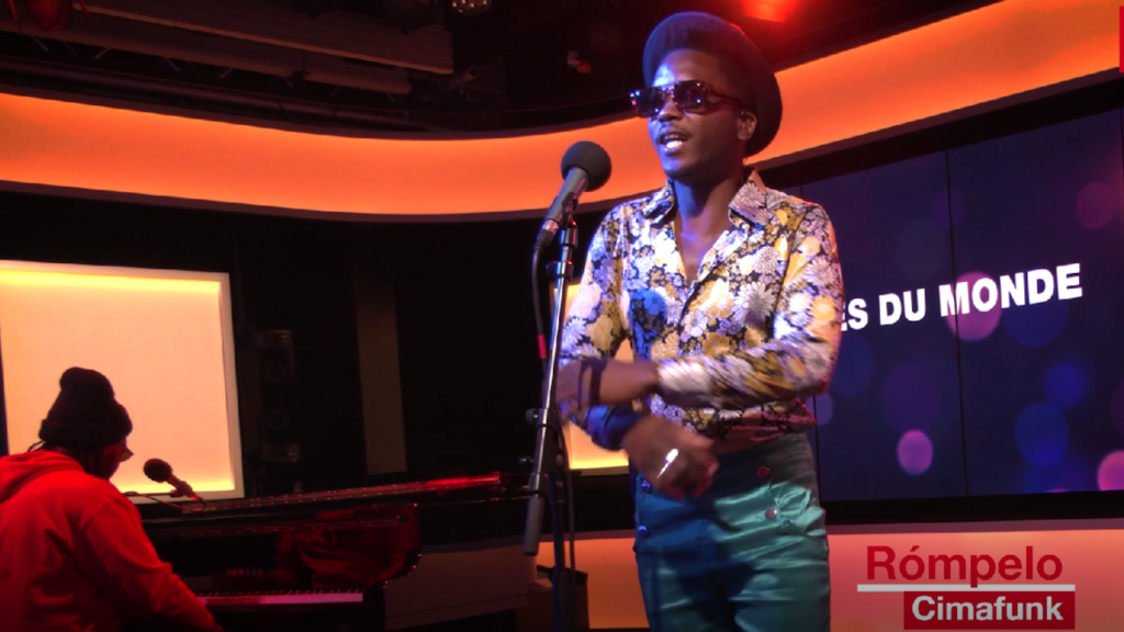 Cimafunk et ses musiciens interprètent Rompelo dans les studios de RFI.