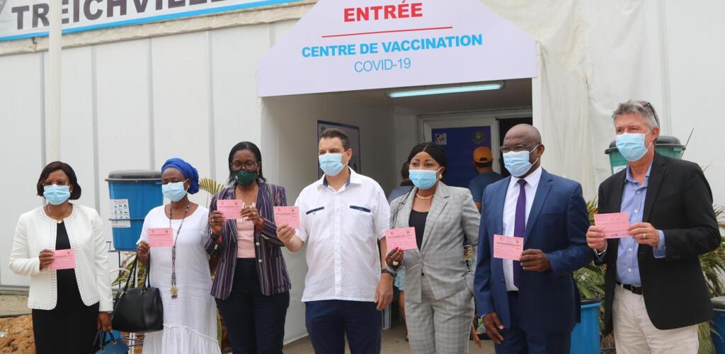 Philippe Poinsot et six collègues de l'ONU posent devant le centre de vaccination au palais des sports de Treichville, à Abidjan, après s'être fait vacciner contre le Covid-19, lundi 22 mars 2021.