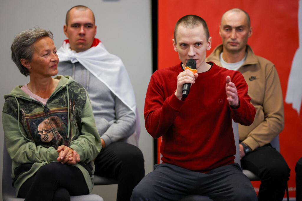 Николай Дедок (с микрофоном). Депортированные из Беларуси политзаключенные. Пресс-конференция в Вильнюсе. 12 сентября 2025.