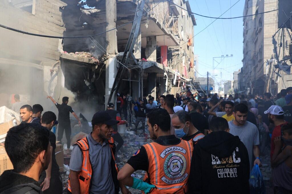 Sur le site d'un bombardement israélien à Rafah, dans le sud de la bande de Gaza, le 17 novembre 2023.