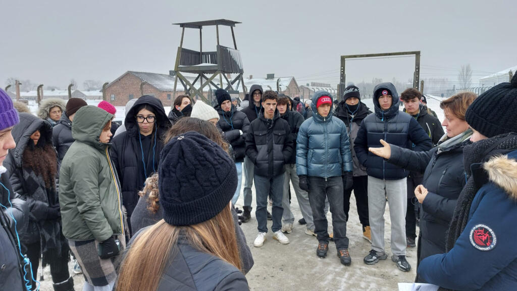 La trentaine d'élèves écoute les explications de la guide du mémorial d'Auschwitz.