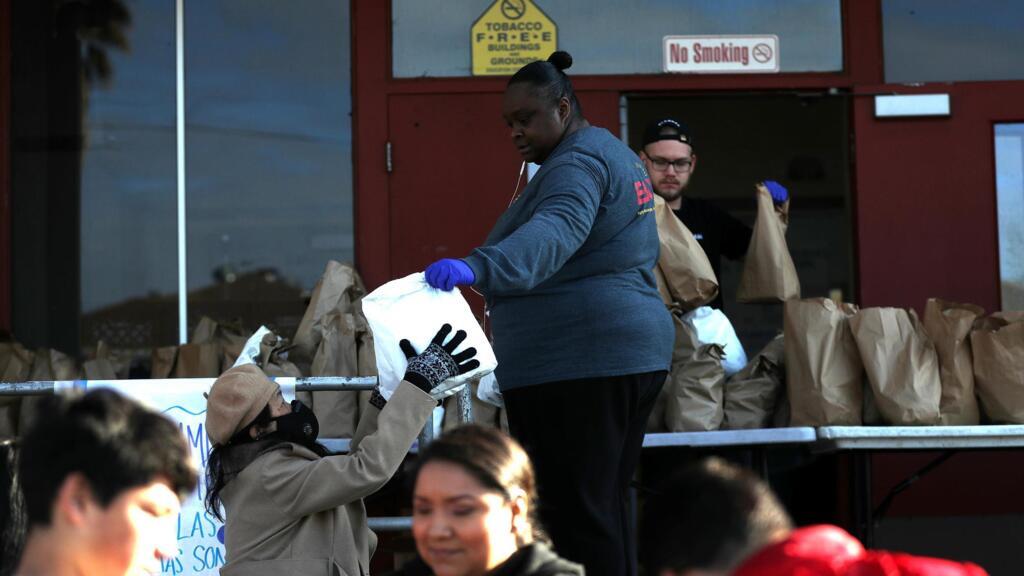 Distribution alimentaire organisée à Oakland pour les familles des étudiants, en mars 2020.