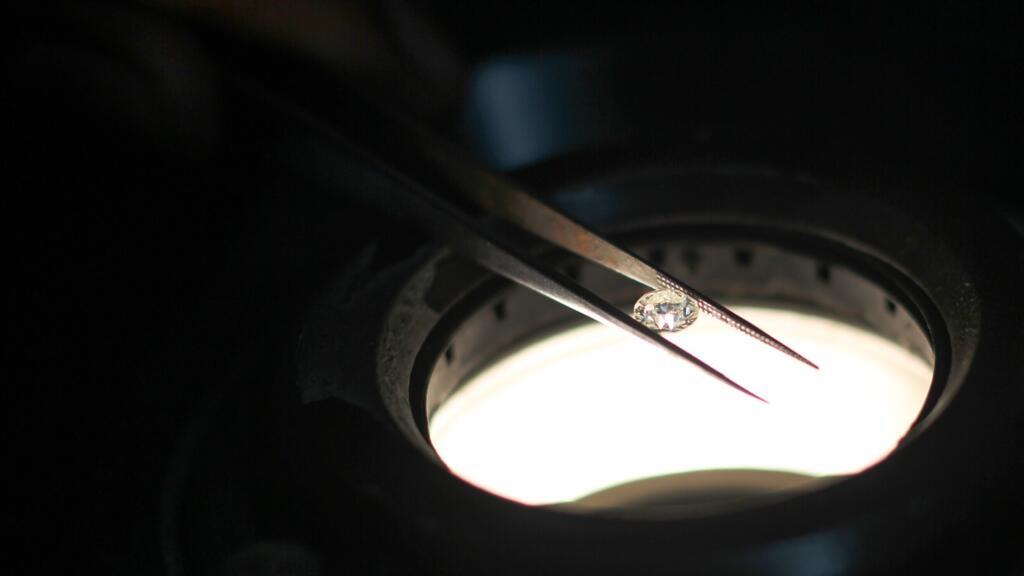 Un diamant sous un microscope (image d'illustration).