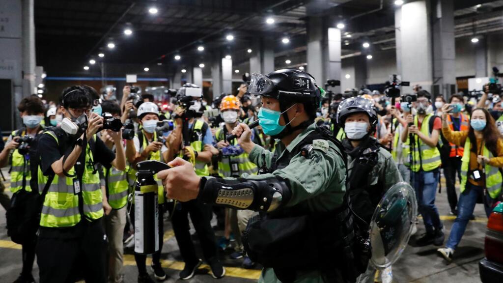Un policier tente de disperser des manifestants à Hong Kong, le 8 mars 2020.