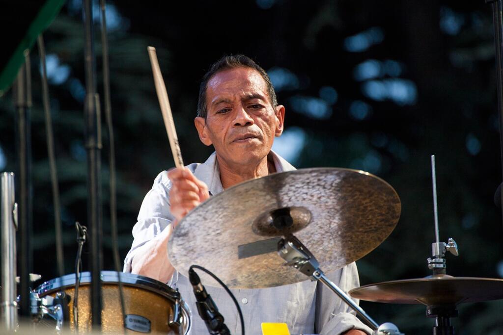 Le batteur malgache, Tony Rabeson, lors du concert des frères Belmondo à Marseille, le 23 juillet 2021