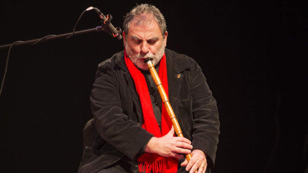 Kudsi Ergüner, virtuose de la flûte ney, ici en concert à Kaboul en 2018. Sa maîtrise de la musique soufie des derviches tourneurs a contribué à la faire connaître en Europe et aussi à déconstruire des idées reçues sur Rûmî, grand penseur mystique musulman soufi du XIIIè siècle enterré à Konya en Turquie.