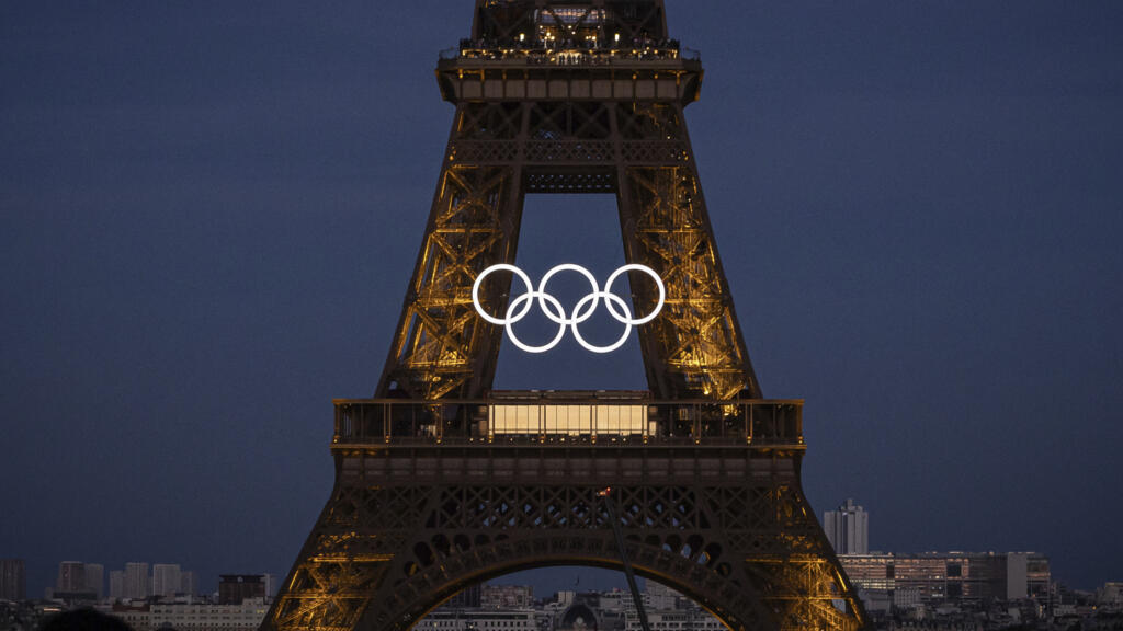 Les anneaux olympiques sur la Tour Eiffel le vendredi 7 juin 2024 à Paris.