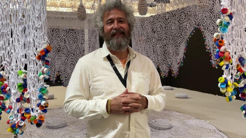 O artista brasileiro Ernesto Neto é homenageado na 10a. exposição de uma das mais tradicionais lojas de departamento de Paris, o Le Bon Marché Rive Gauche. Para a ocasião, ele criou uma série de instalações intitulada Le La Serpent, onde desconstroi o mito da serpente e reinventa seu significado na contemporaneidade.
