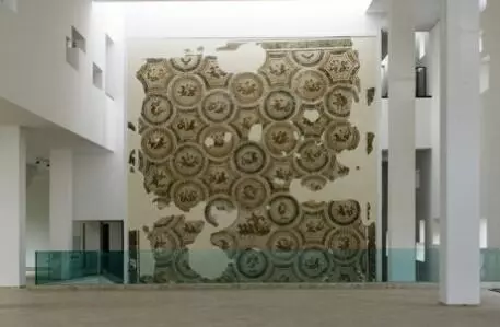 « Le Triomphe de Neptune », pièce du IIe siècle apr. J-Chr., la plus grande mosaïque de Tunisie, accueille les visiteurs dans le hall d’entrée du Musée national du Bardo.