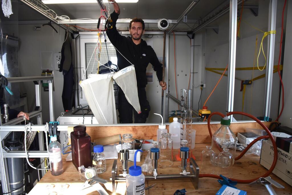 Jérémy Keller à l'intérieur de la cabine de LeXPLORE, qui sert de labo abrité aux chercheurs.