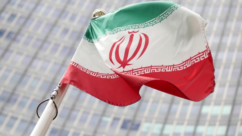 Le drapeau iranien flotte devant le siège de l'Agence internationale de l'énergie atomique (AIEA) à Vienne, en Autriche, le 10 juillet 2019.