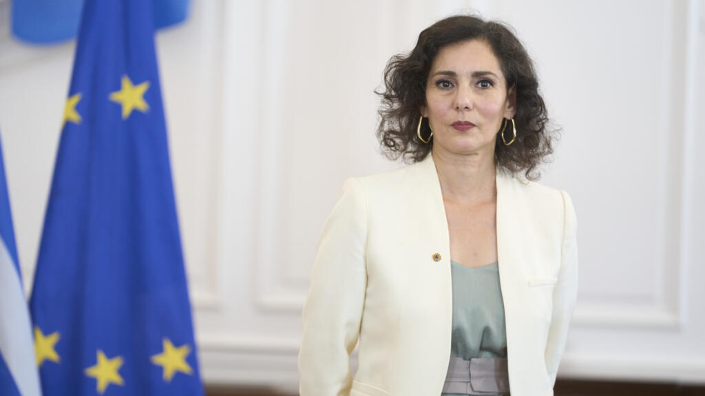 La commissaire européenne chargée de l'égalité, de la préparation et de la gestion des crises Hadja Lahbib, ici lors d'une visite à Athènes, le vendredi 18 juillet 2025.