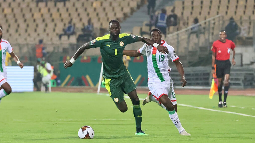 Hassane Bandé (droite) à la lutte avec Cheikhou Kouyaté (gauche) lors de la 1ère demi-finale de la 33e CAN, mercredi 2 février 2022, opposant le Burkina Faso au Sénégal, au stade Ahmadou Ahidjo de Yaoundé.