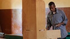 Un Malien vote pour le référendum constitutionnel dans un bureau de Bamako, le 18 juin 2023.