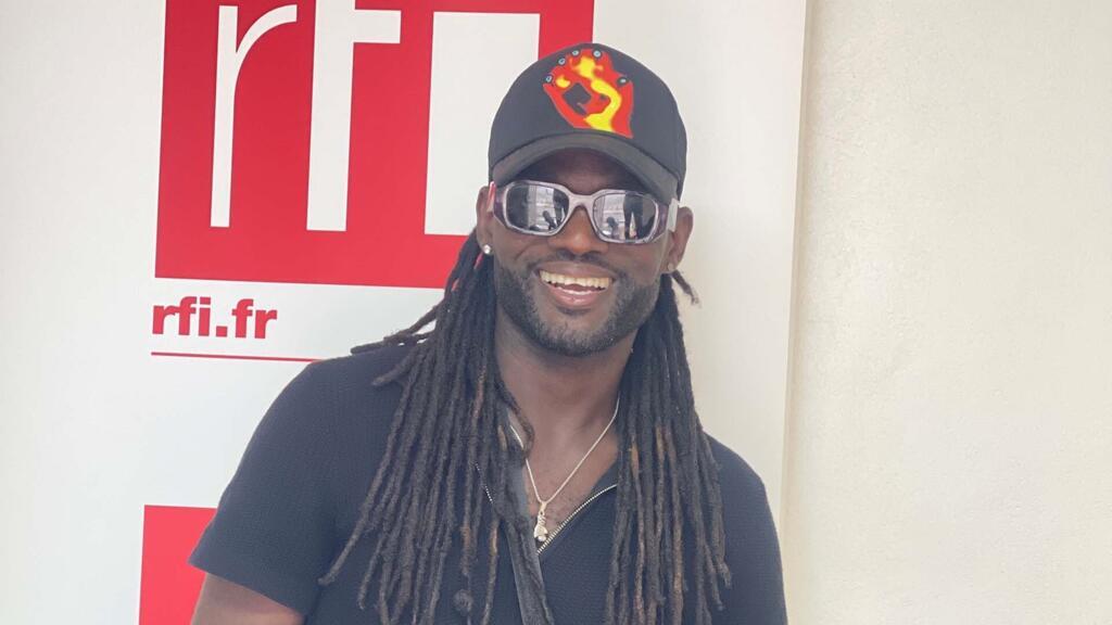 Le danseur et chorégraphe Mackenson Israel Blanchard posant au studio de Koze Kilti.