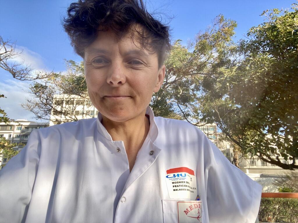 A infectologista francesa Emilie Mosnier, que atua no hospital universitário de Saint Pierre, na ilha da Reunião