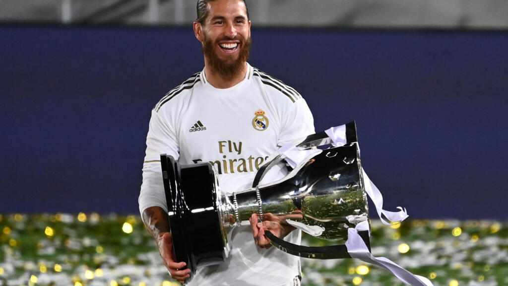 Sergio Ramos avec le trophée de la Liga, le 16 juin 2020.