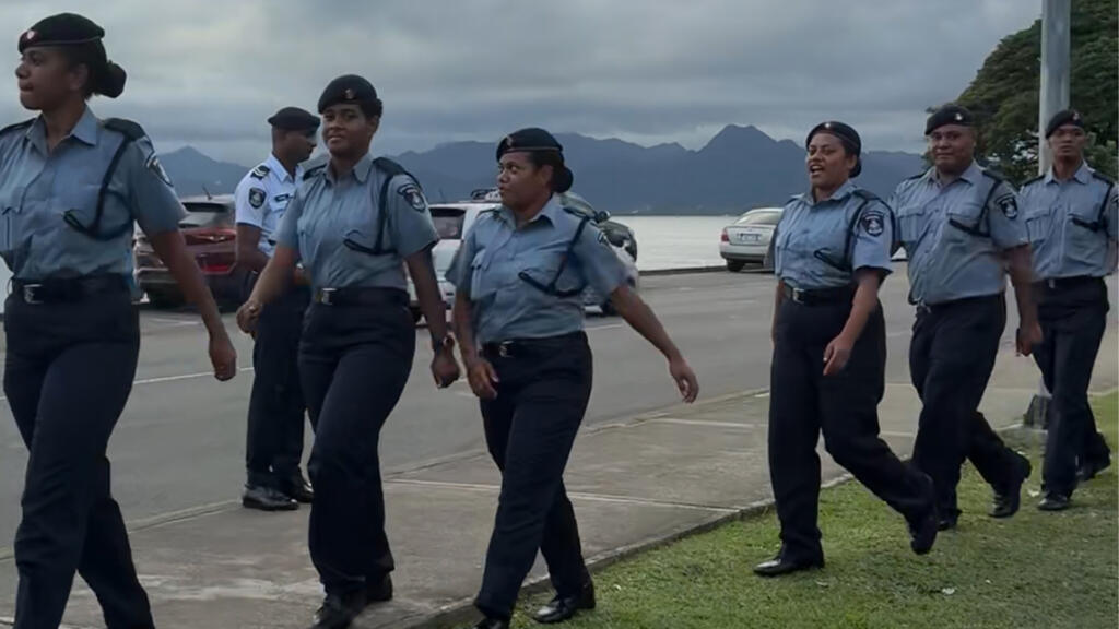 Passage de soldats fidjiens devant le ministère des affaires étrangères à Suva, Fidji.