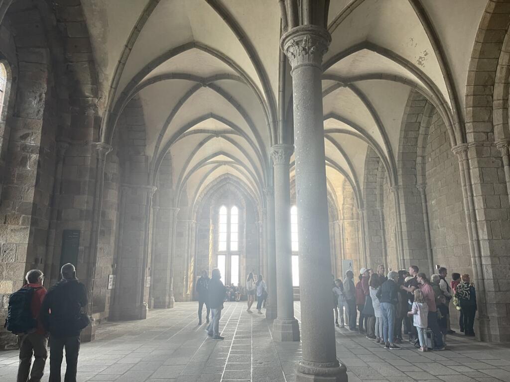 Sala do banquete, onde os reis eram recebidos na abadia do Monte Saint-Michel, cuja igreja celebra mil anos em 2023