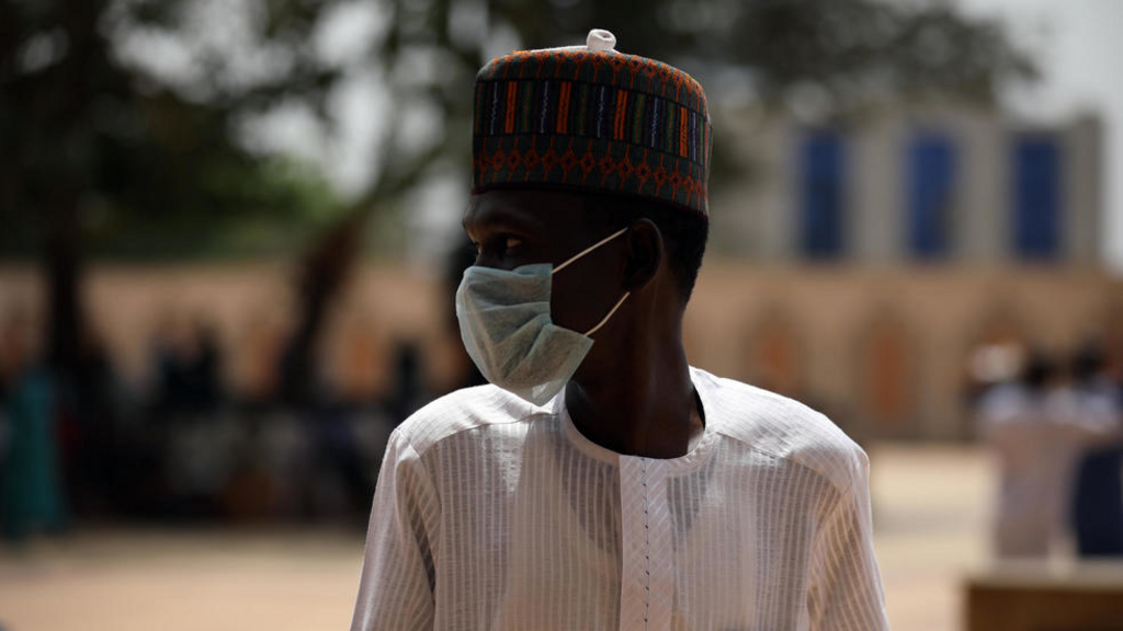 Un homme dans une rue d'Abuja, au Nigeria, le 20 mars 2020.