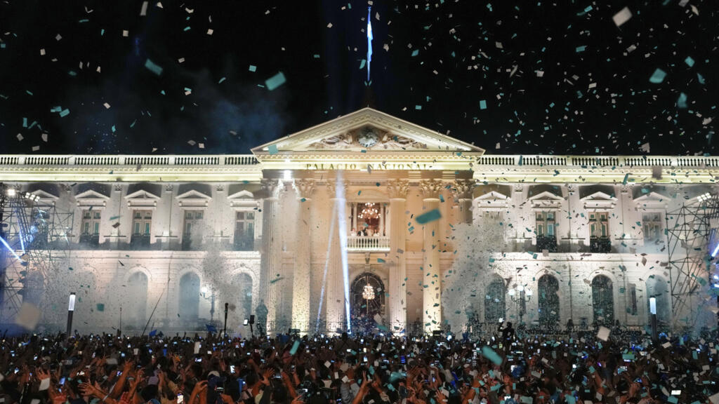 Le président du Salvador, Nayib Bukele, salue ses partisans depuis le balcon du palais présidentiel de San Salvador après sa réélection pour un nouveau mandat de cinq ans, dimanche 4 février 2024.