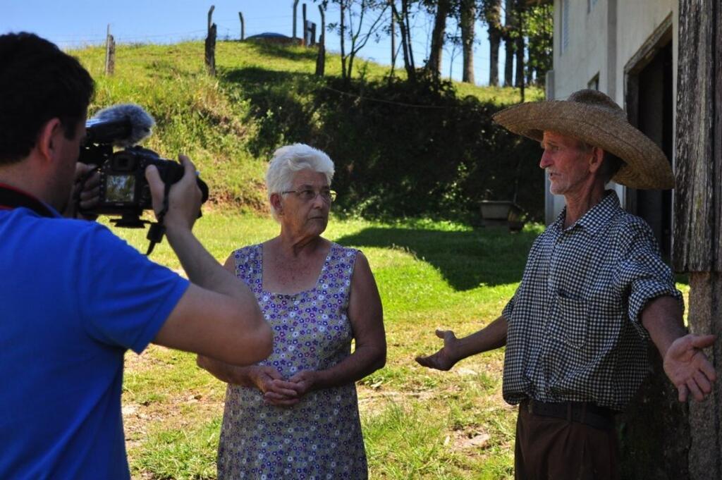 Yves gravando em Urussanga com Delfina Baldin (irmã de Aldo Baldin) e o marido Galiléu Sangaletti
