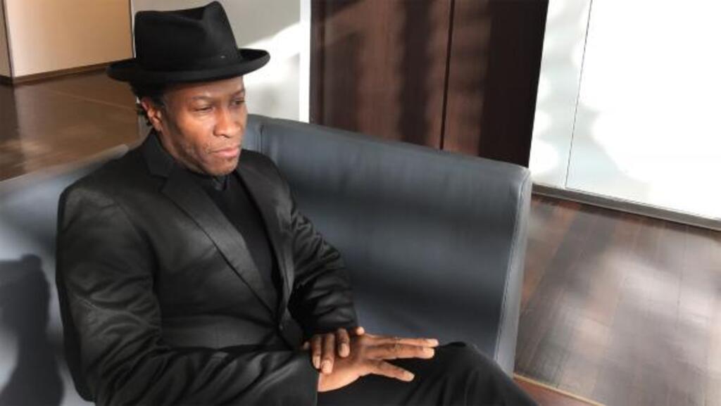 Baï Kamara Jr réfléchit à son prochain concert à Paris.