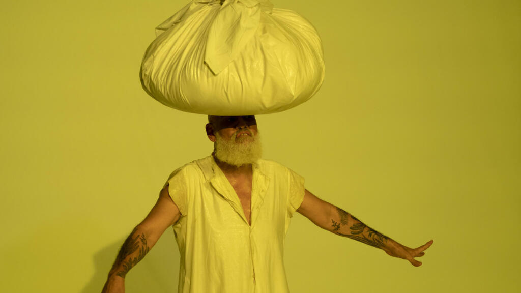 O coreógrafo e bailarino brasileiro Marcelo Evelin apresenta o solo "Ai, Ai, Ai", no Festival Échelle Humaine da Fondation Lafayette Anticipations até quarta-feira, 22 de setembro de 2022.