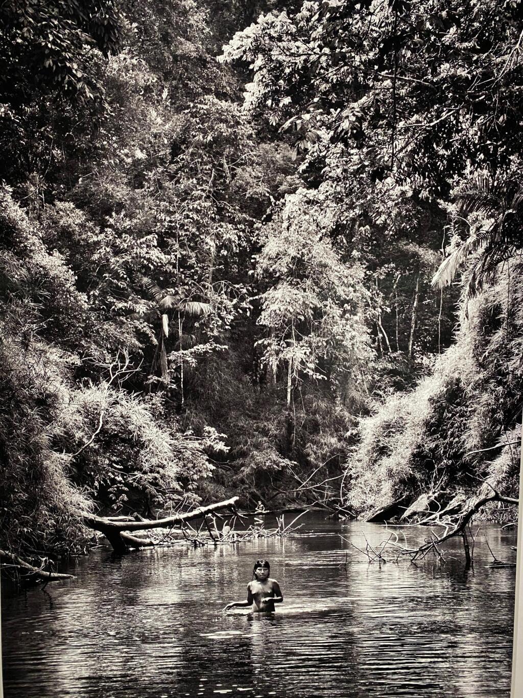 "Quando você vai nas comunidades indígenas, você percebe que está diante da pré-história da humanidade", diz Salgado, que fez quase 50 viagens à Amazônia desde o início da carreira.